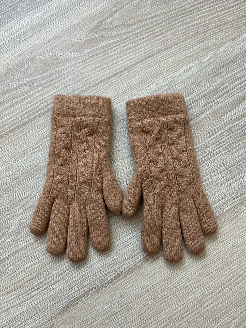 URBAN OUTFITTERS TAN CABLE KNIT GLOVES WITH FAUX FUR INSIDE
